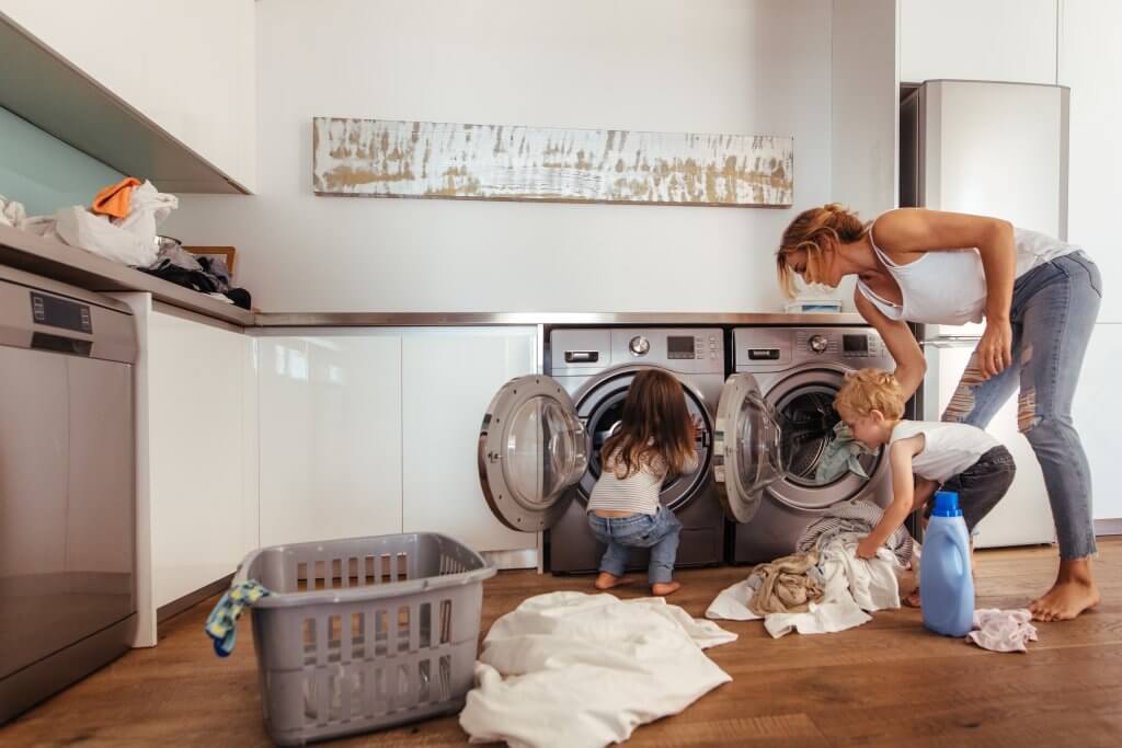 kids helping mom with laundry